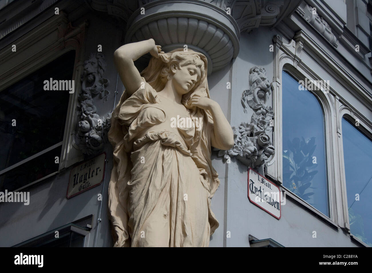 Austria, Vienna. Michael storico di piazza nel centro di Vienna. Architettura Art deco. Foto Stock