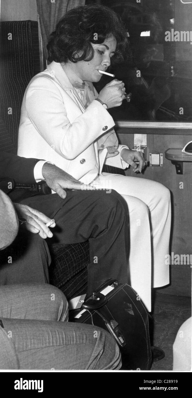 Attrice Elizabeth Taylor sigaretta luci sul treno Foto Stock