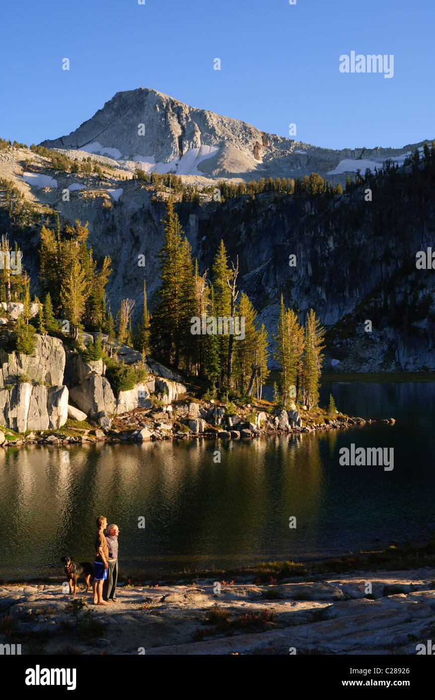 Giovane e cane a Mirror Lake, Eagle Cap deserto, Wallowa Mountains, Oregon. (Eagle Cap montagna sopra). Foto Stock