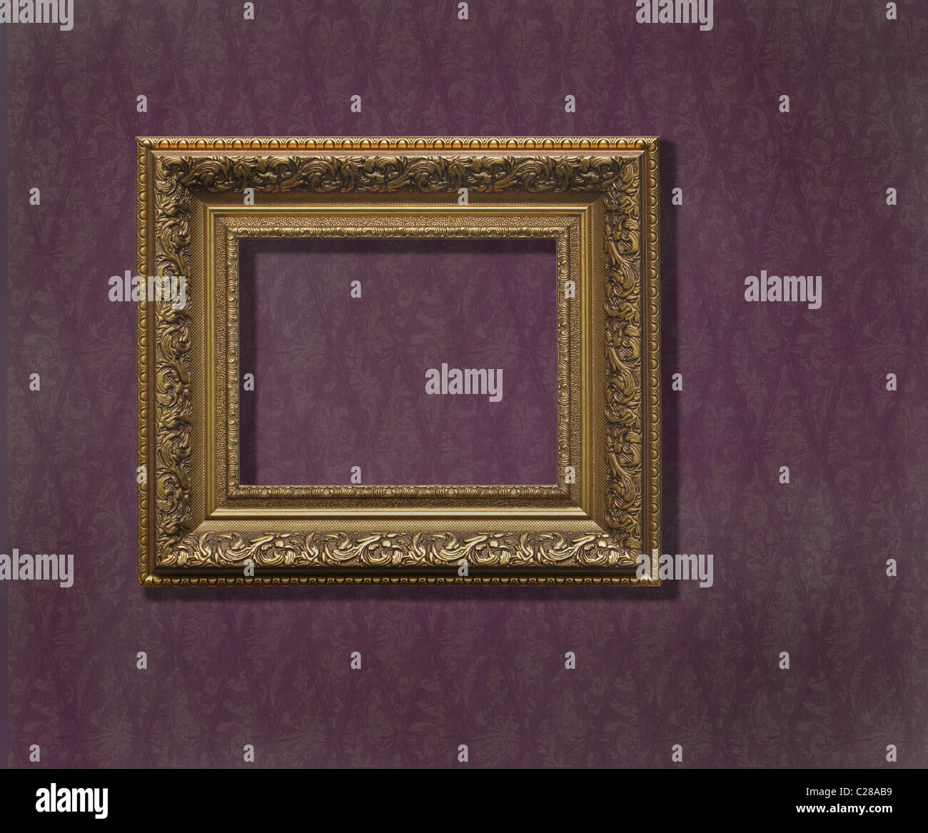 Cornice dorata su carta da parati vintage Foto Stock