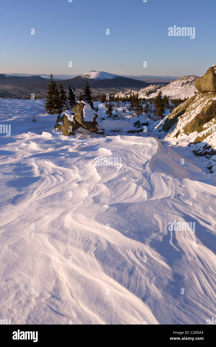 In inverno il paesaggio innevato.natura selvaggia in Russia. Parco nazionale di Taganay. La Taiga. La Siberia. Monti Urali. Foto Stock