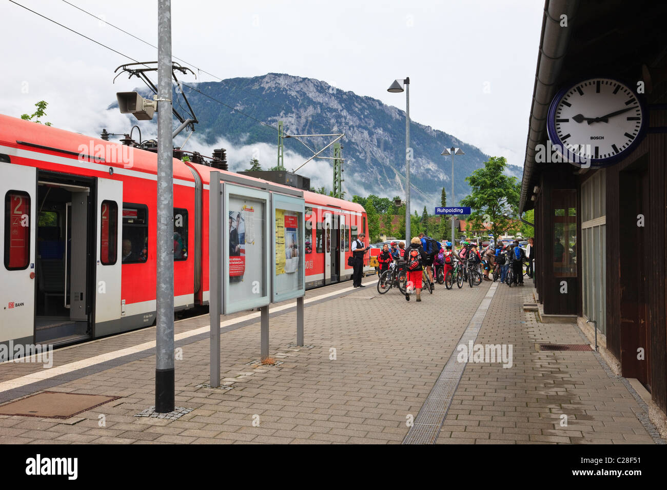 Ruhpolding, Baviera, Germania, Europa. In treno la stazione ferroviaria con la scuola i bambini e biciclette sulla piattaforma. Foto Stock