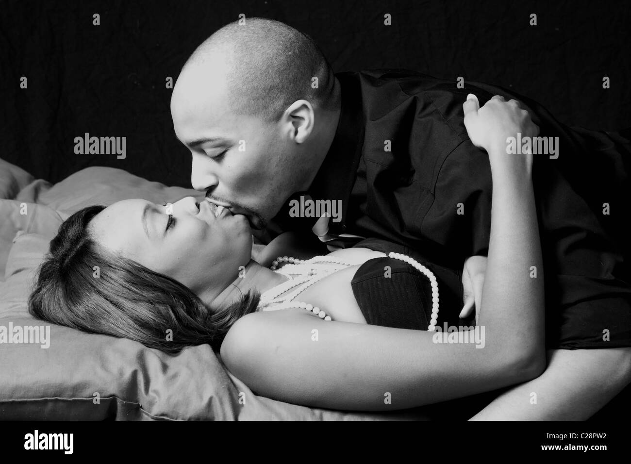 Parentesi Romantica, un americano africano matura in un amore, egli è inclinato in avanti di baciarla sulla bocca Foto Stock