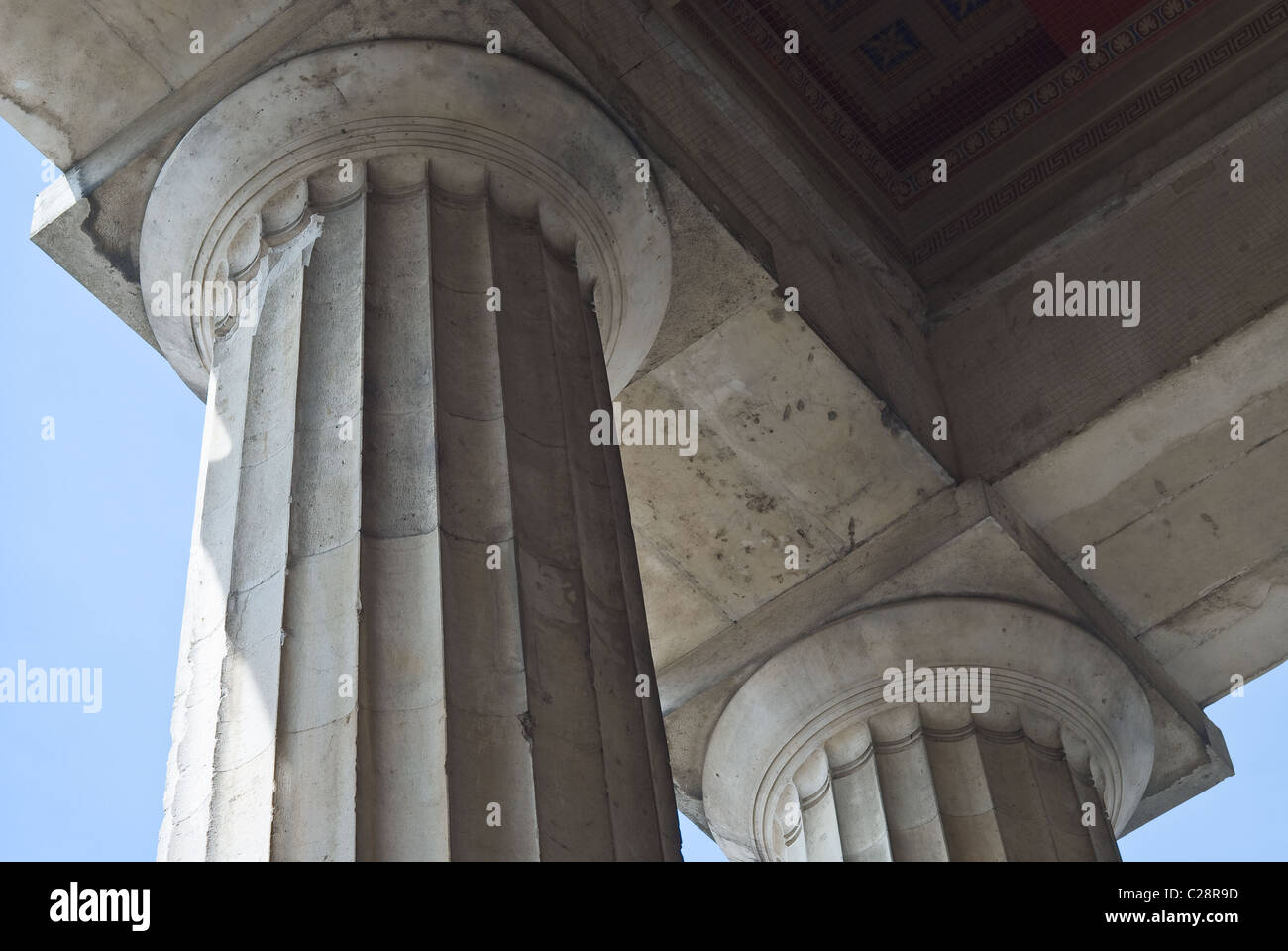 Due classiche colonne Greche da un basso angolo di visualizzazione Foto Stock