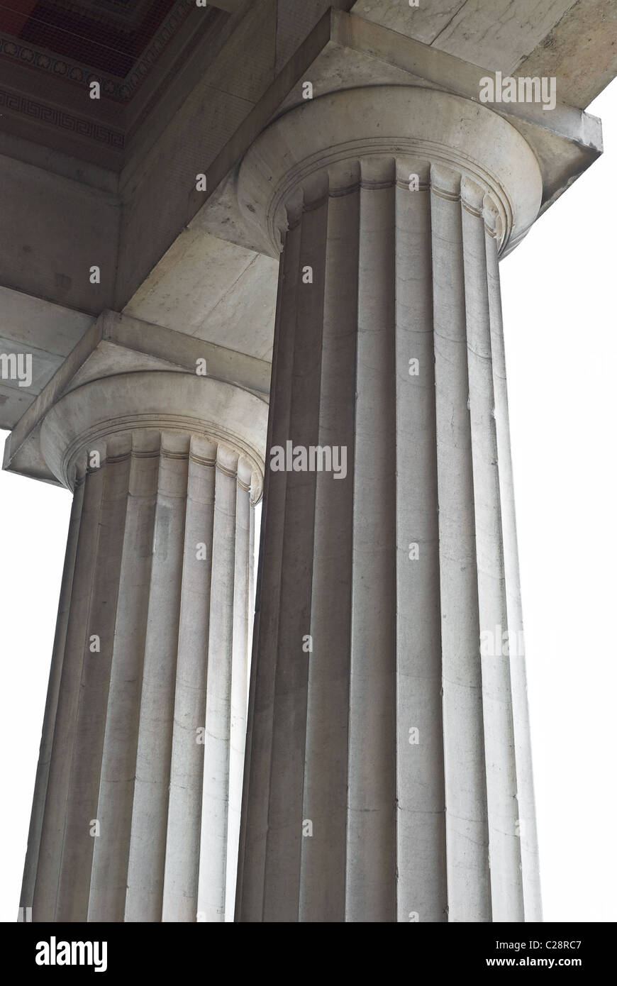 Spaccato di due classiche colonne Greche da un basso angolo di visualizzazione Foto Stock