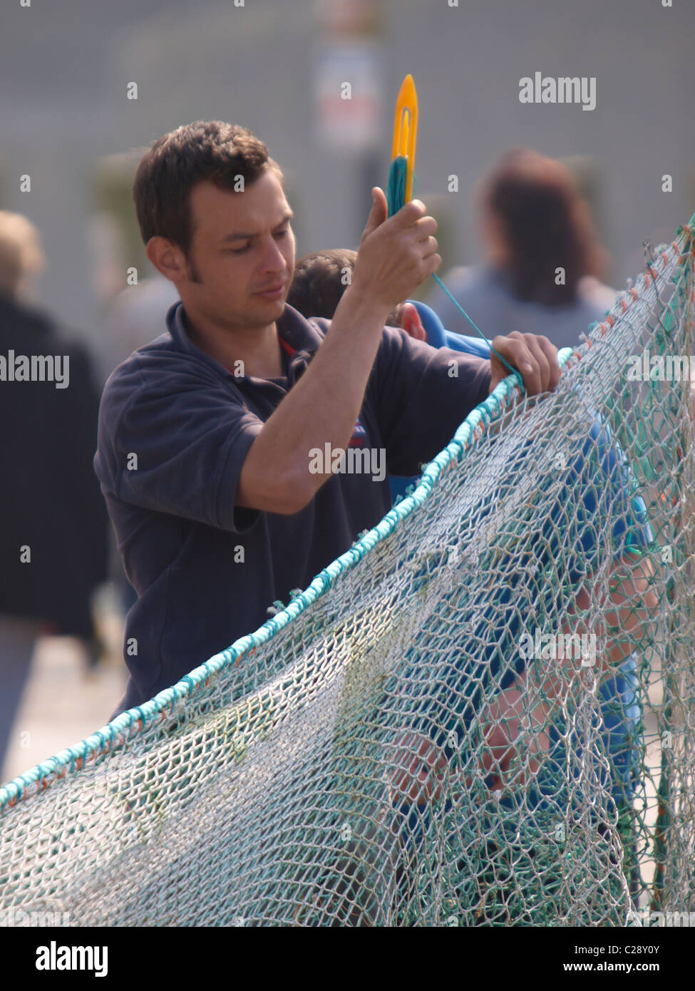 Fisherman riparare reti, Looe, Cornwall, Regno Unito Foto Stock