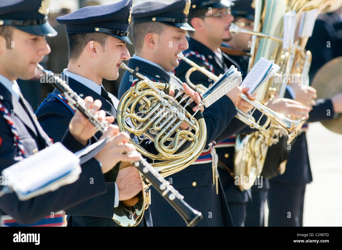 Forze armate italiane marching band bande strumenti musicali sezione di  ottoni di strumento a fiato musica abito cerimoniale smart uniforme Foto  stock - Alamy
