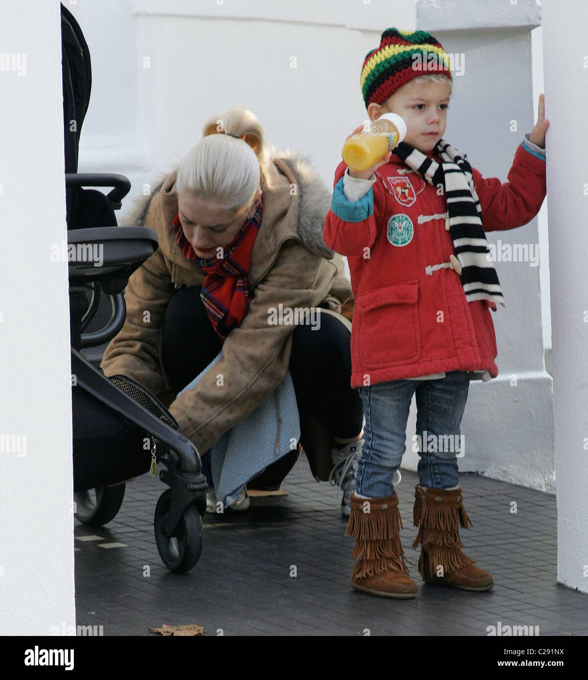 Gwen Stefani portare suo figlio Kingston Rossdale per una passeggiata a Londra, Inghilterra - 15.12.09 : .com Foto Stock