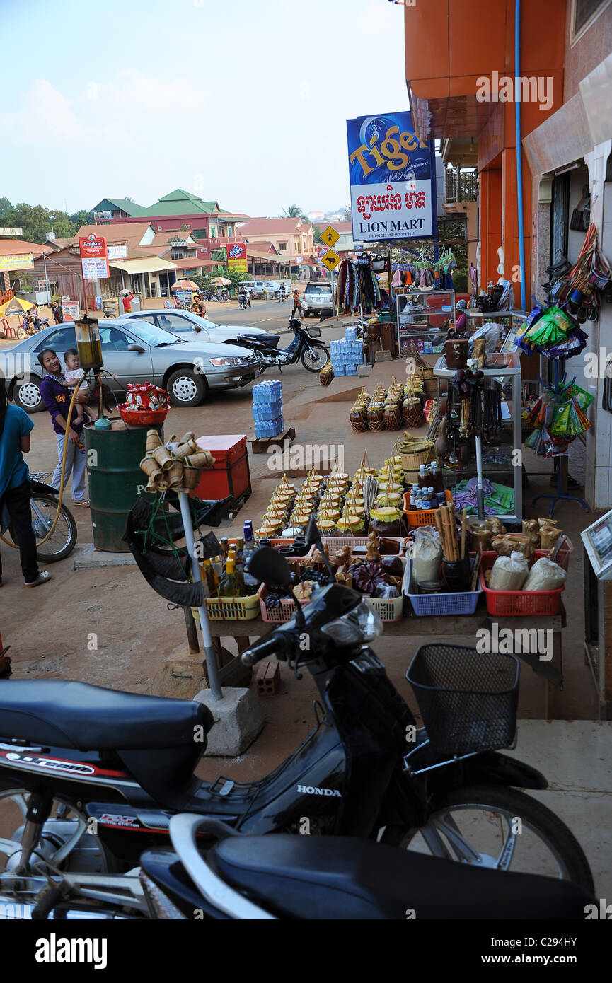 La strada principale che attraversa la città di Sen Monorom, capitale della provincia di zone di Mondulkiri, Cambogia Foto Stock