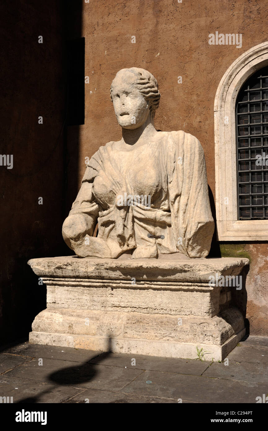Italia, Roma, antica statua romana di Madama Lucrezia, una delle statue parlanti di Roma Foto Stock