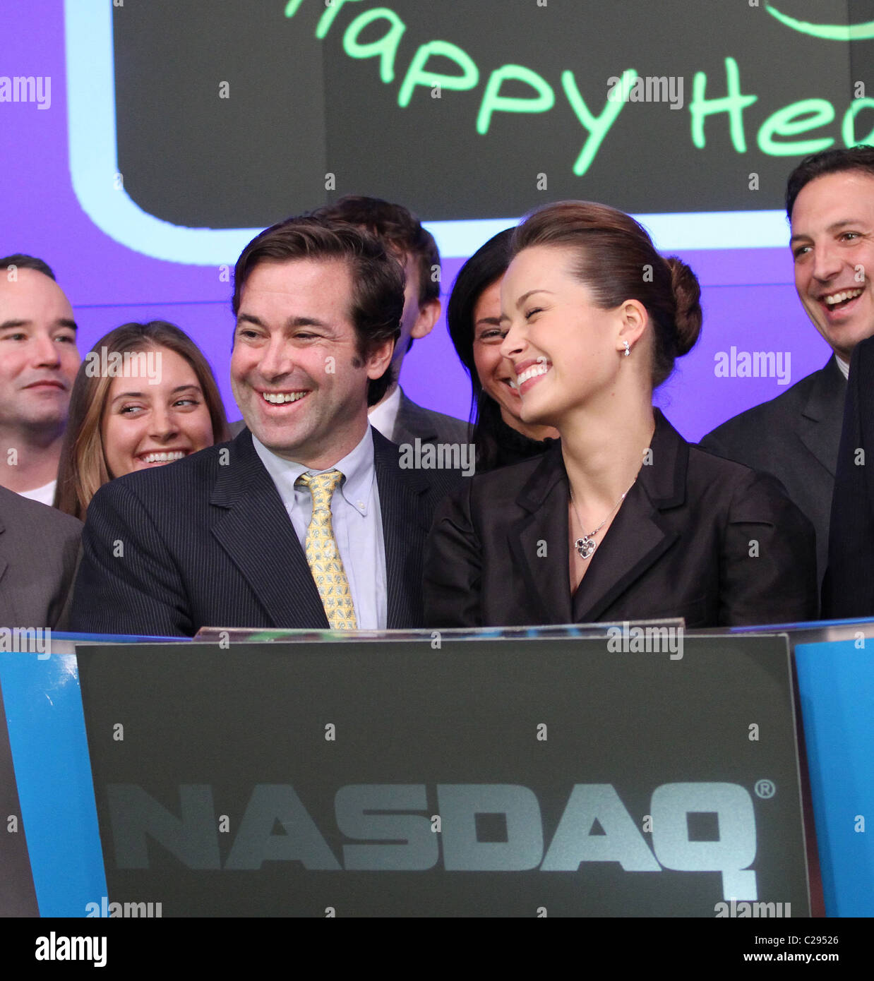 Phillip Caputo e Petra Nemcova anello di chiusura della campana al NASDAQ New York City Stati Uniti d America 15.12.09 Foto stock Alamy