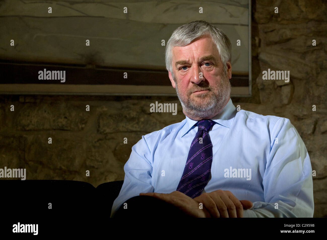 Alex Fergusson, MSP presiedere Officer del parlamento scozzese, durante un colloquio di lavoro nel suo ufficio privato a Holyrood Foto Stock