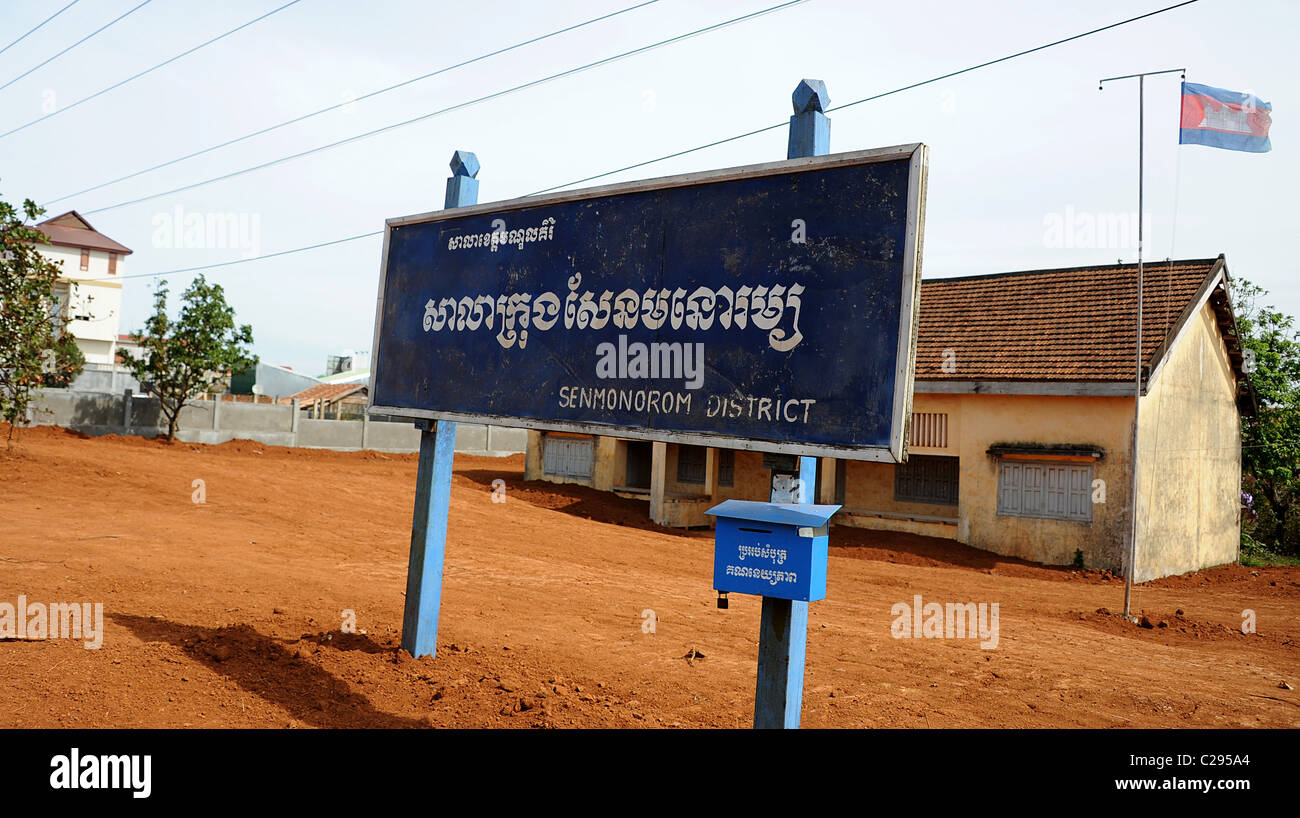 Un cartello stradale e bandiera cambogiana informare arrivo nella città di Sen Monorom capitale della provincia zone di Mondulkiri, Cambogia orientale Foto Stock