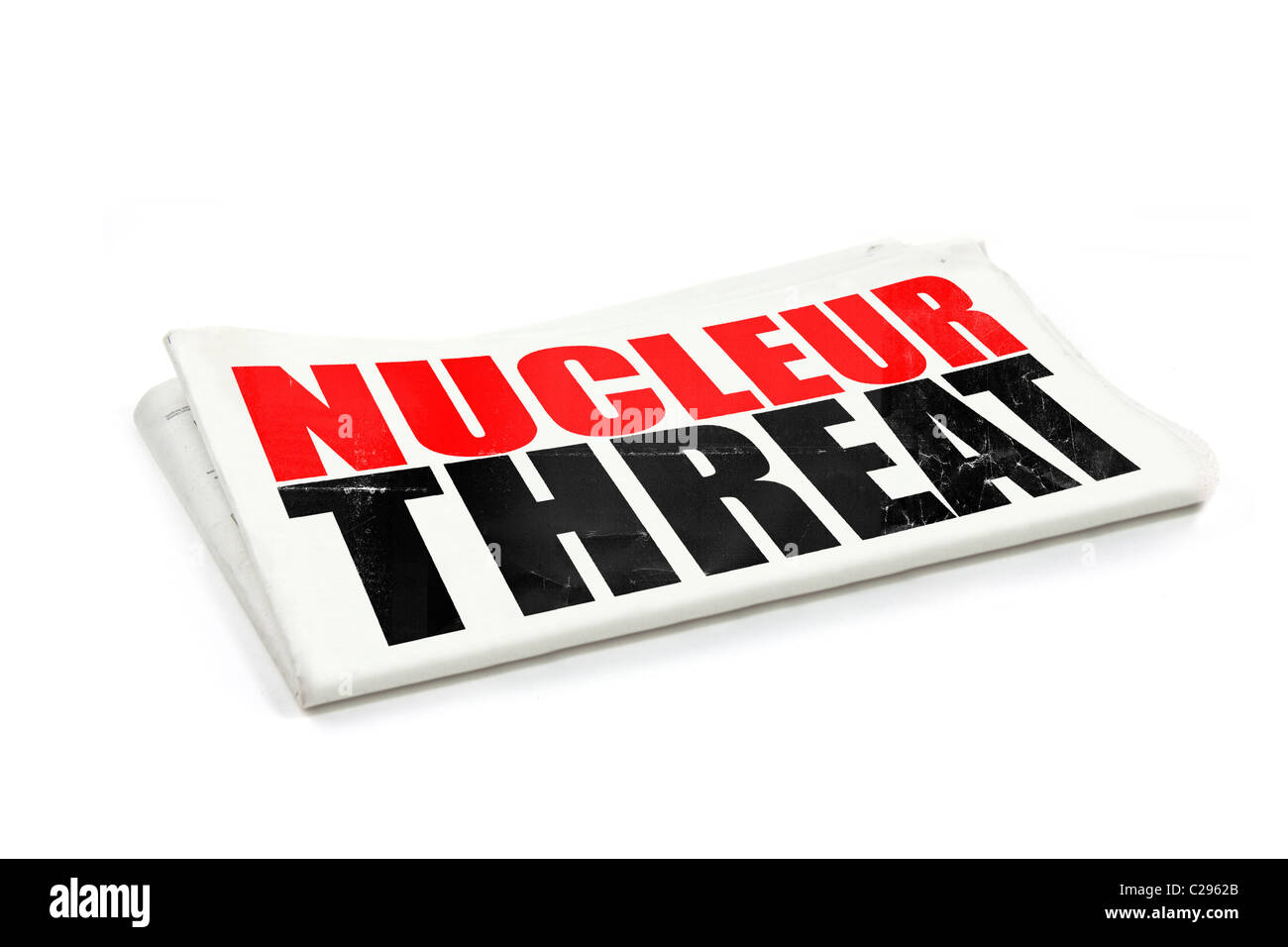 Minaccia nucleur titolo su un giornale isolato su uno sfondo bianco Foto Stock