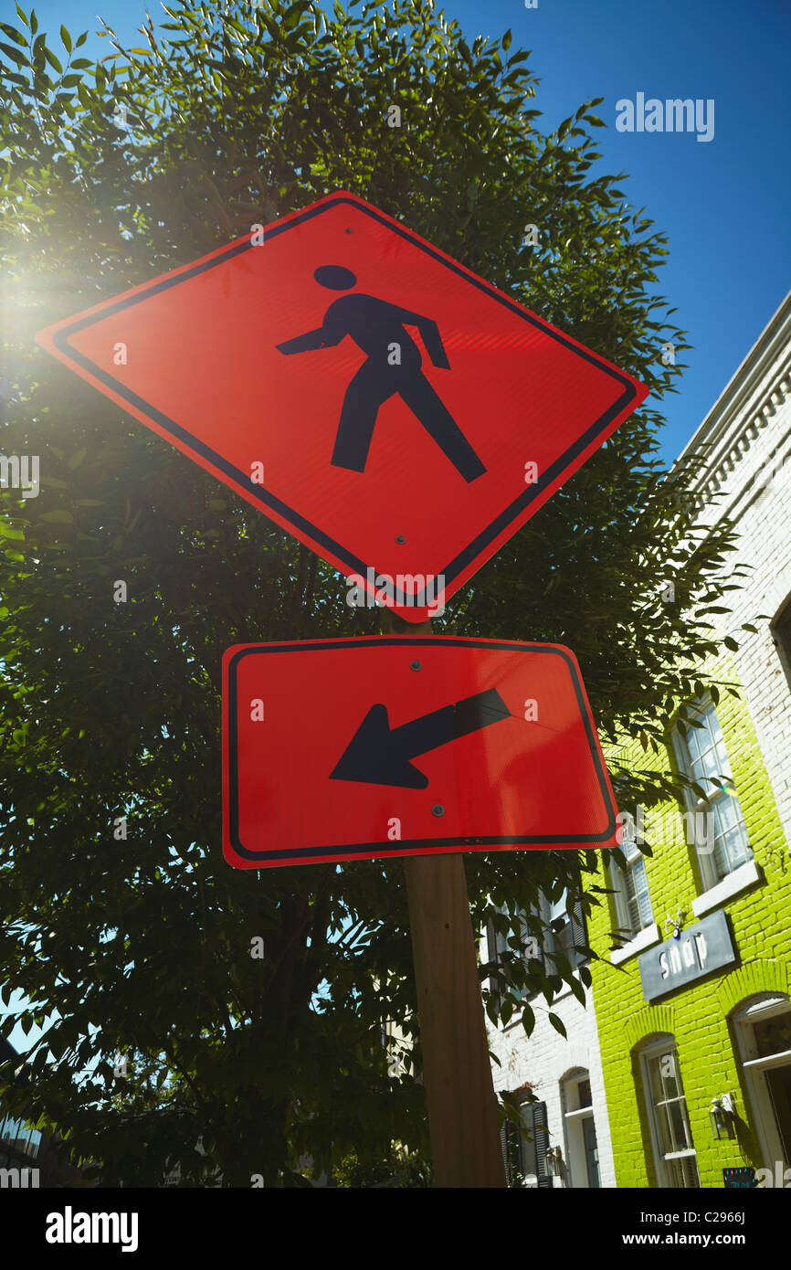 La parte anteriore di un attraversamento pedonale segno nel quartiere di Georgetown a Washington, DC. Foto Stock