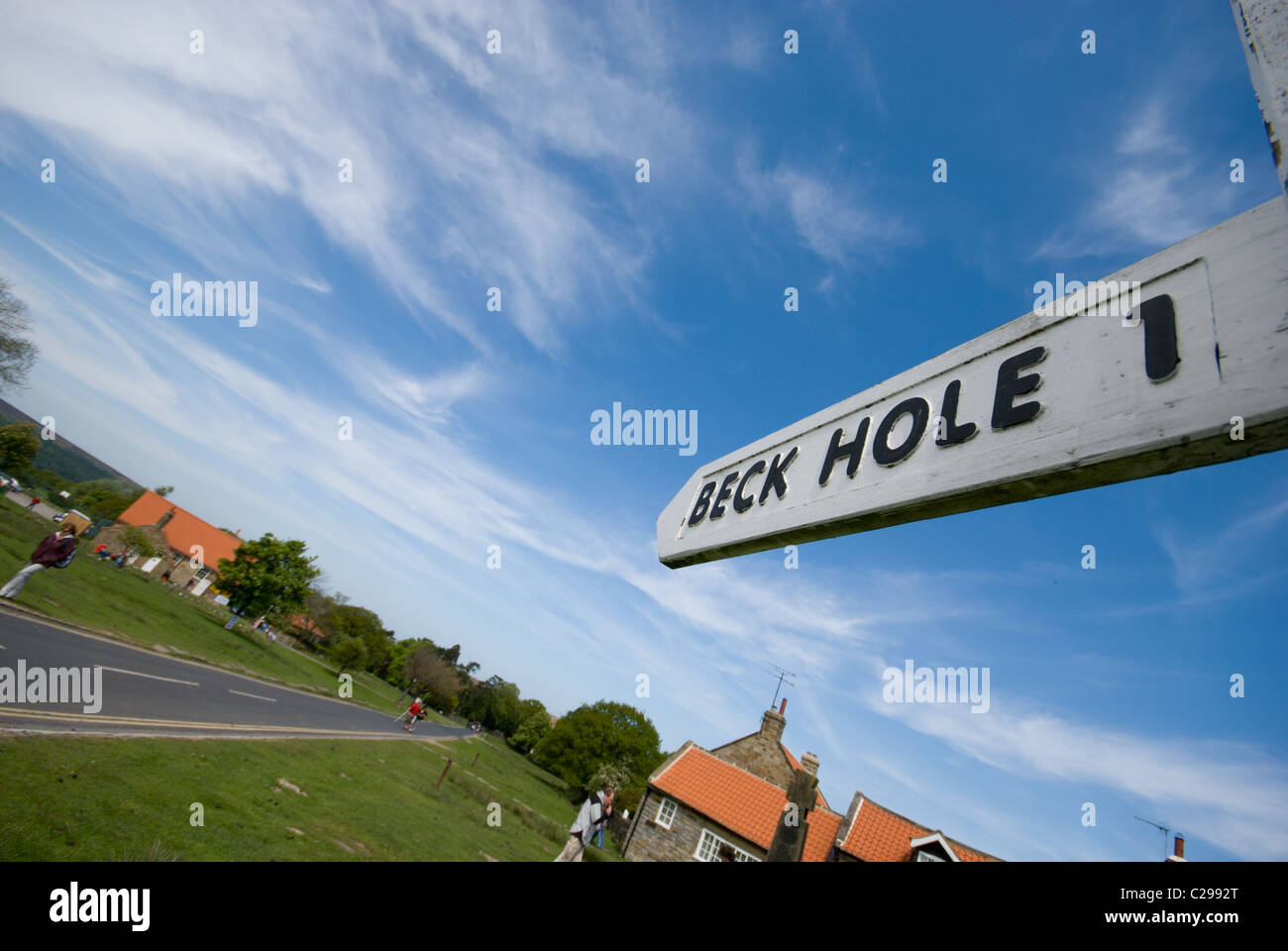 Immagine di un cartello che indica la via verso la vasca di tintura foro nel North Yorkshire Moors nel villaggio di Goathland Foto Stock