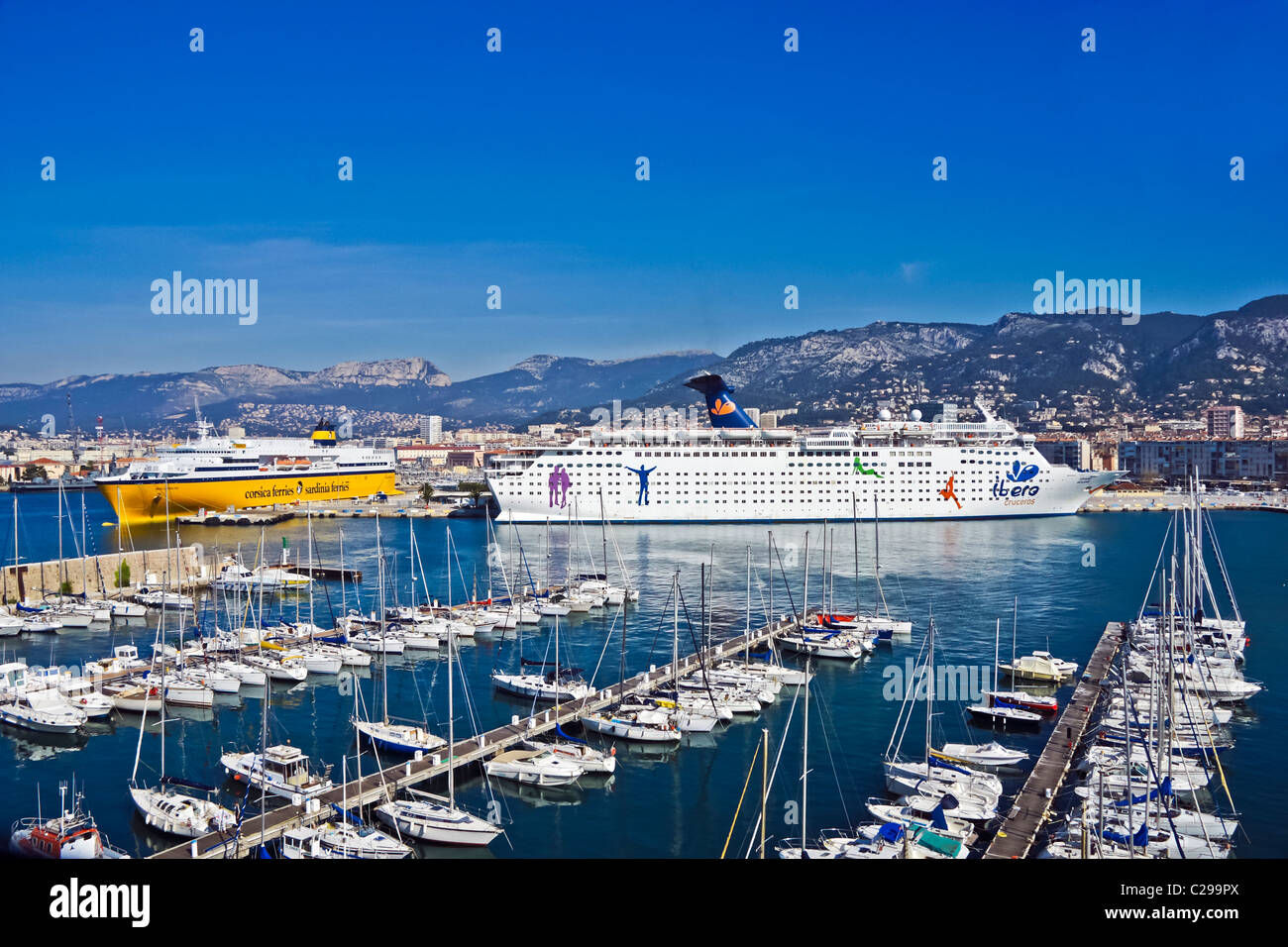 La Ibero Cruises nave da crociera Grand Holiday a Tolone, Ormeggiato accanto alla Sardegna e Corsica Ferries' ferry Mega Express 5 Foto Stock