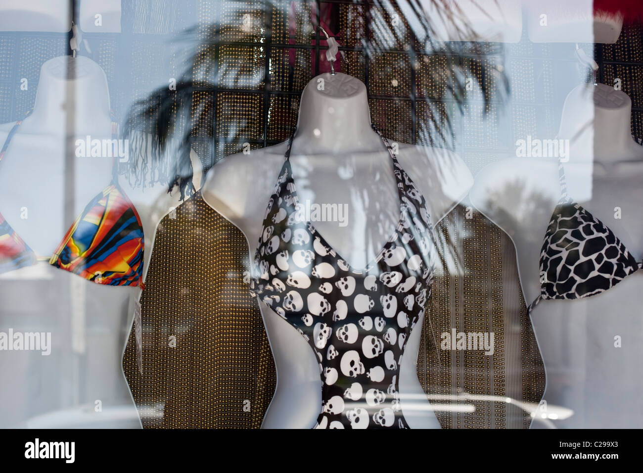 Finestra Shiop con elegante costume a Miami Beach, FL. Foto Stock