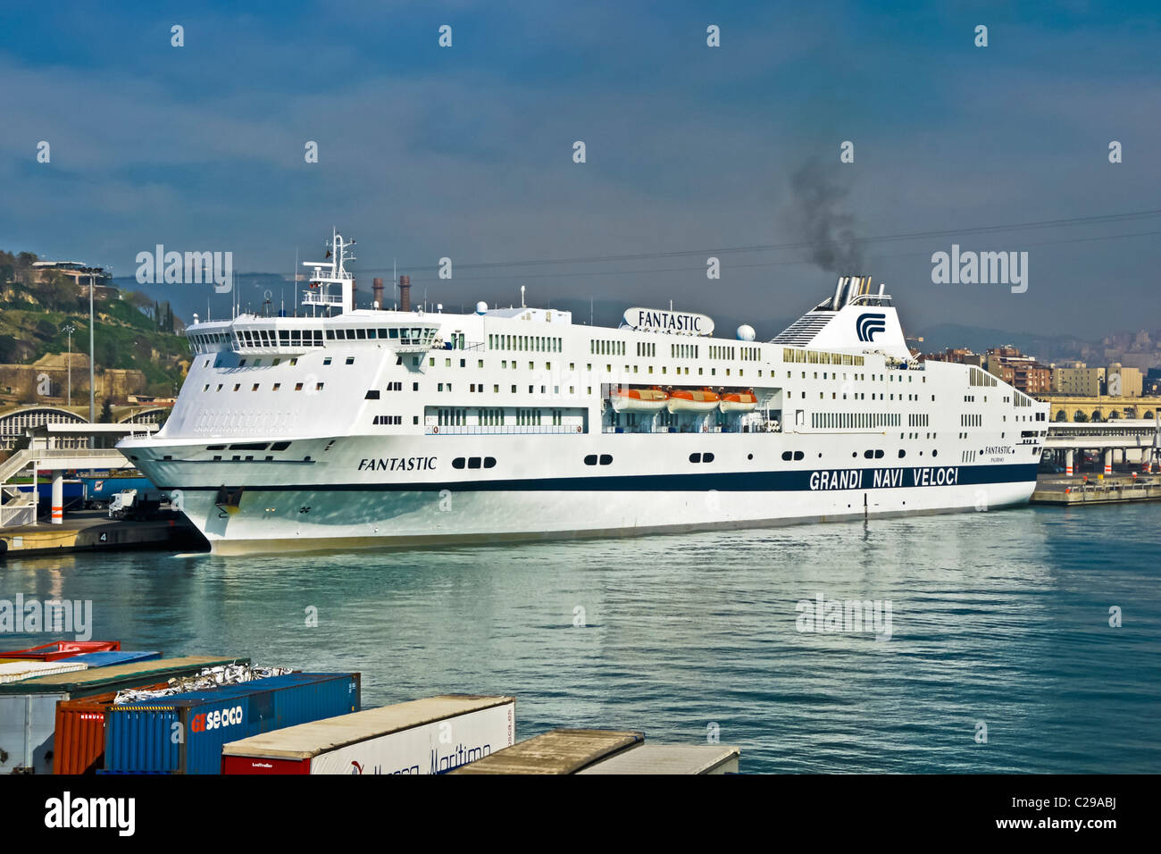 Grandi Navi Veloci traghetto per trasporto auto e passeggeri fantastica di lasciare il porto di Barcellona in Spagna Foto Stock