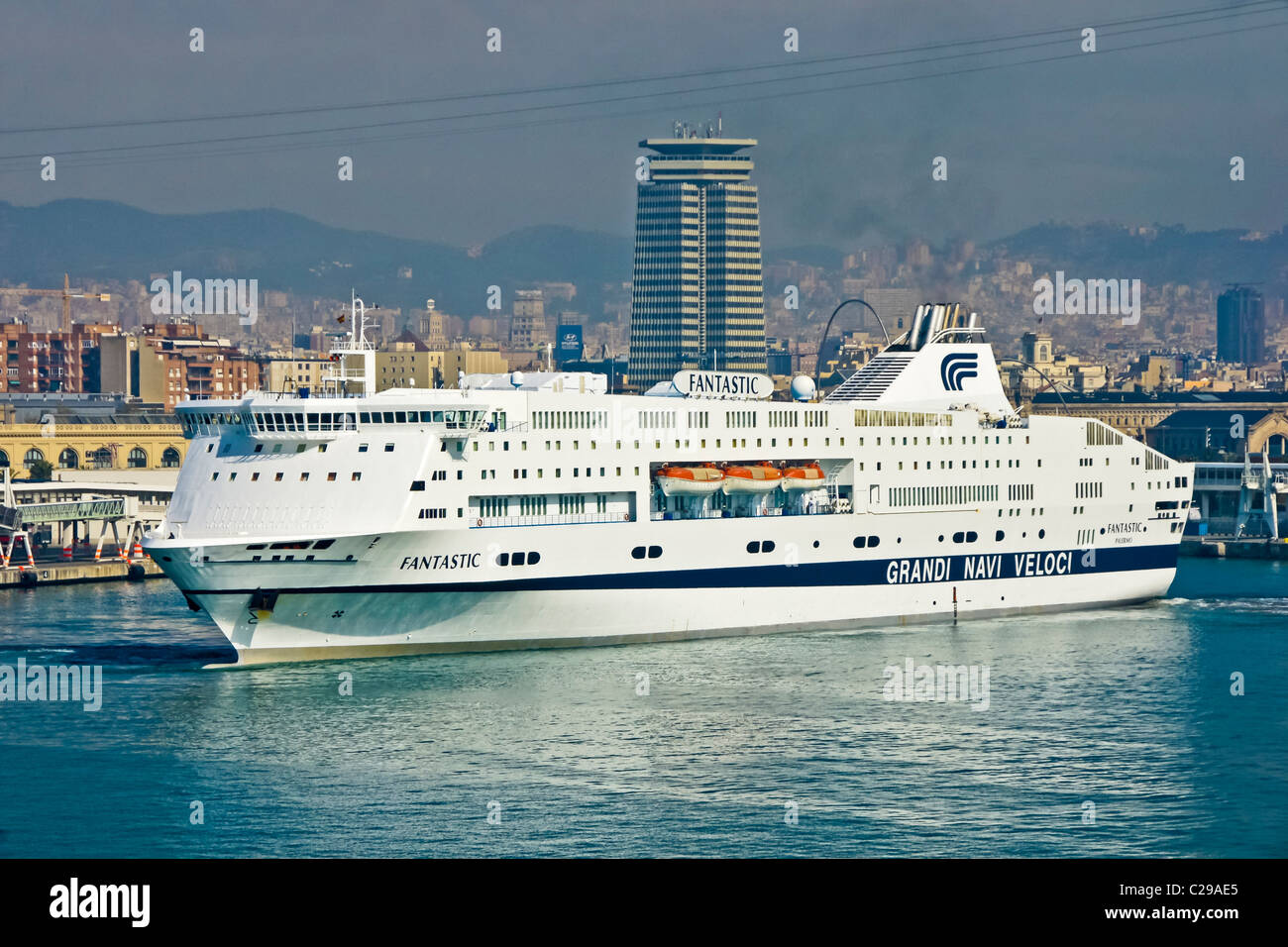 Grandi Navi Veloci traghetto per trasporto auto e passeggeri fantastica di lasciare il porto di Barcellona in Spagna Foto Stock