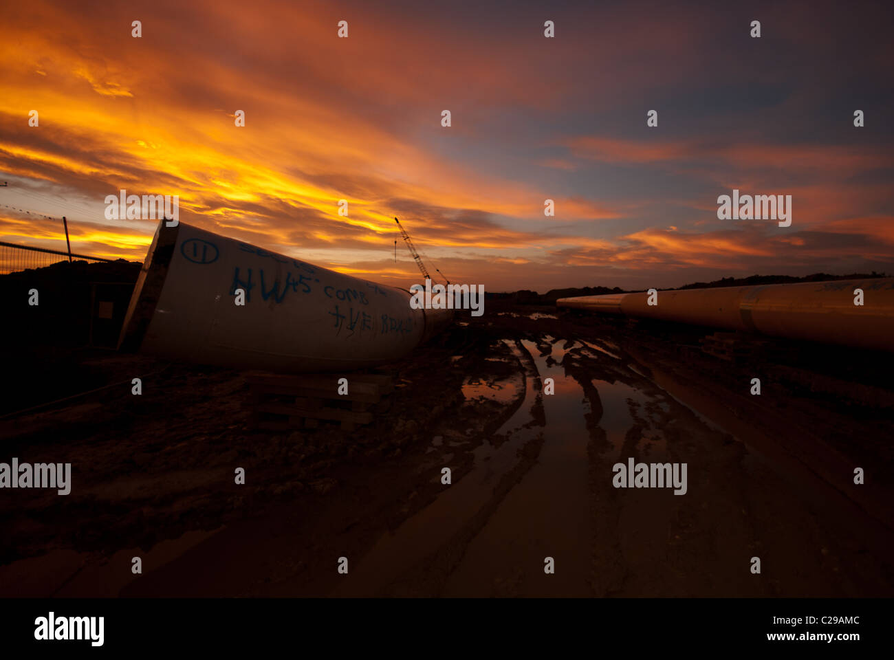 Una impostazione di tramonto su un gasdotto sito in costruzione Foto Stock