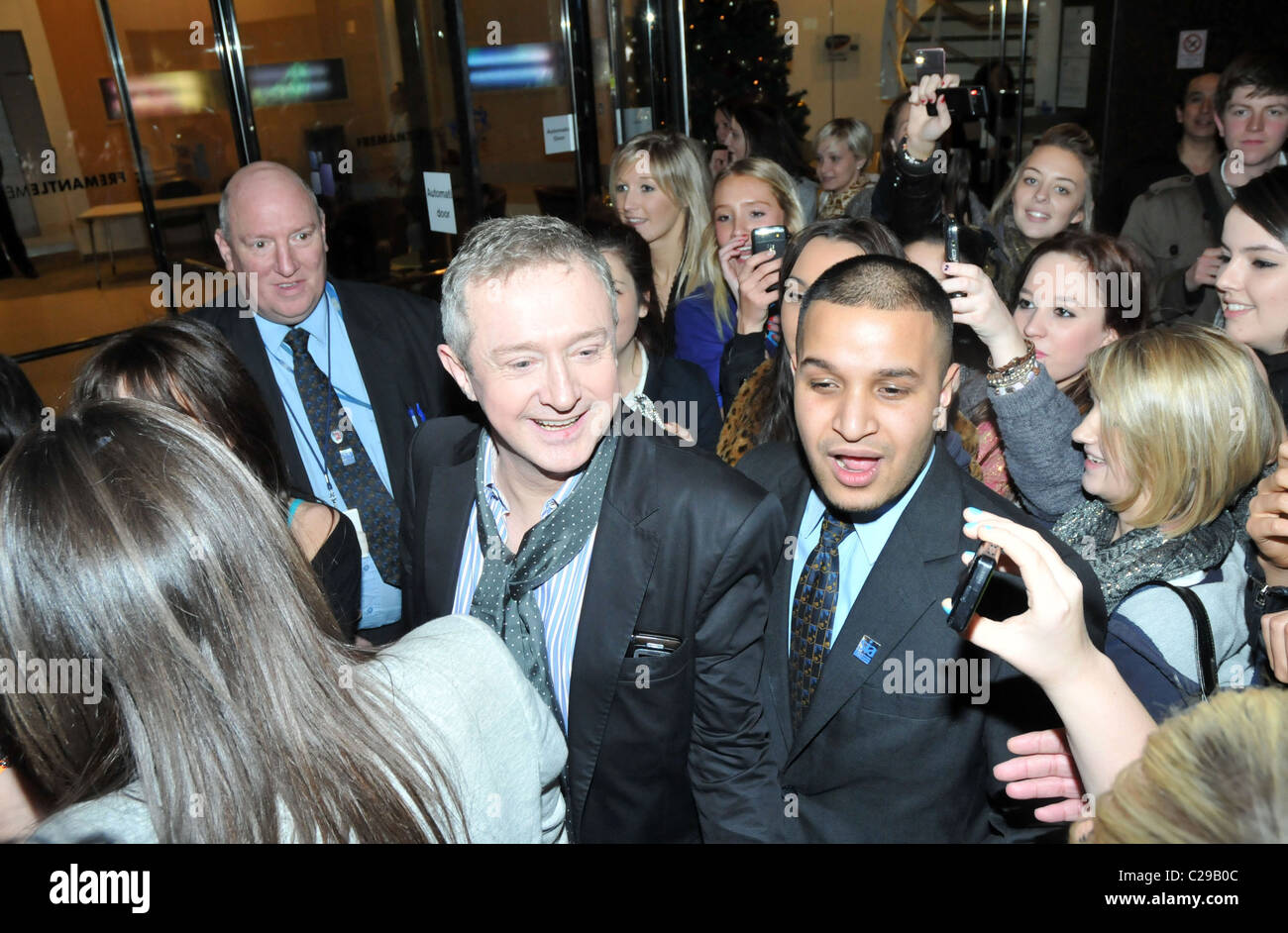 X fattore di giudici - Louis Walsh che arrivano a Londra gli studi televisivi di Londra - Inghilterra - 10.12.09 Foto Stock