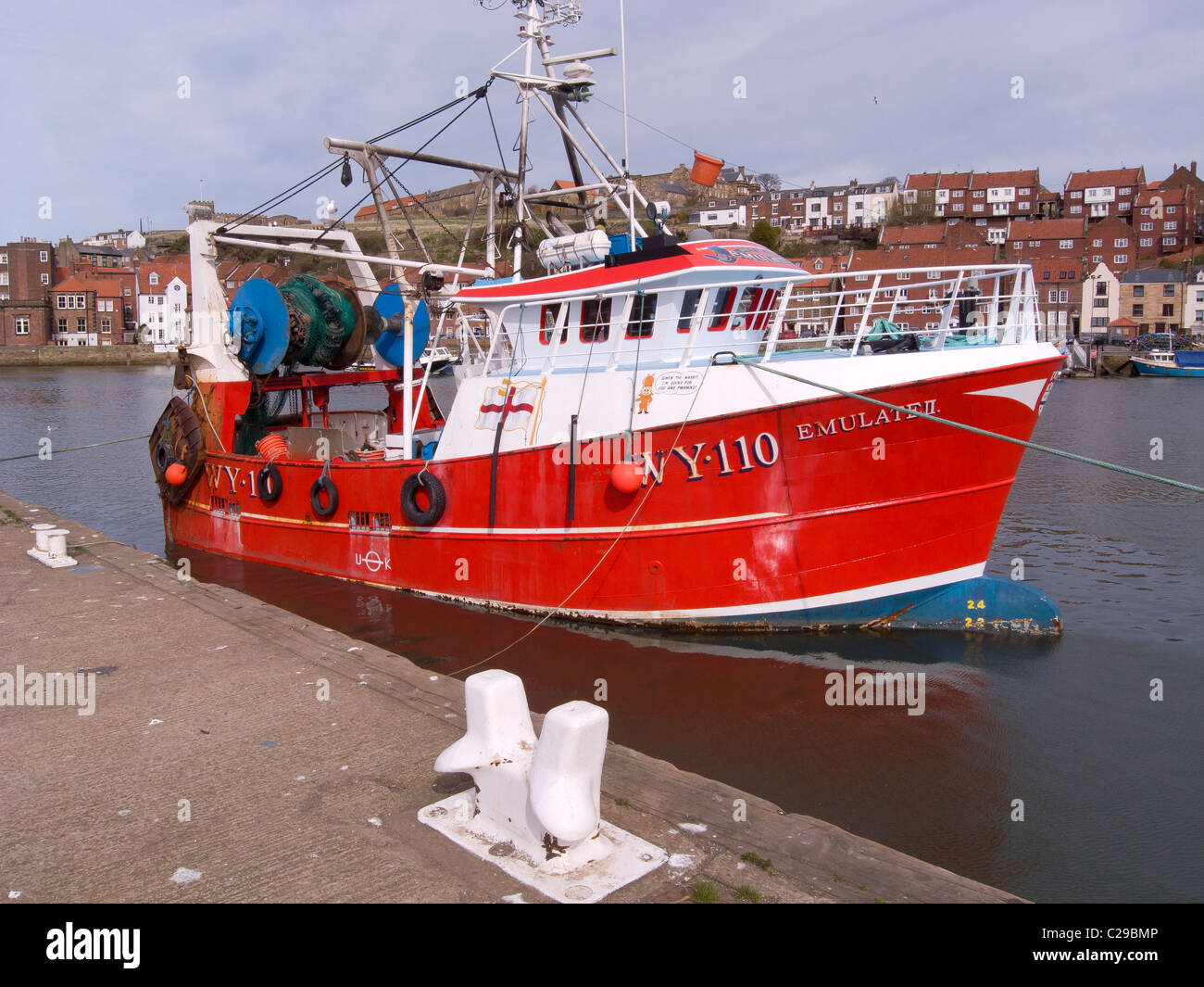 Rosso barca da pesca 'emulare ll' a cercare quay Whitby, North Yorkshire. Foto Stock