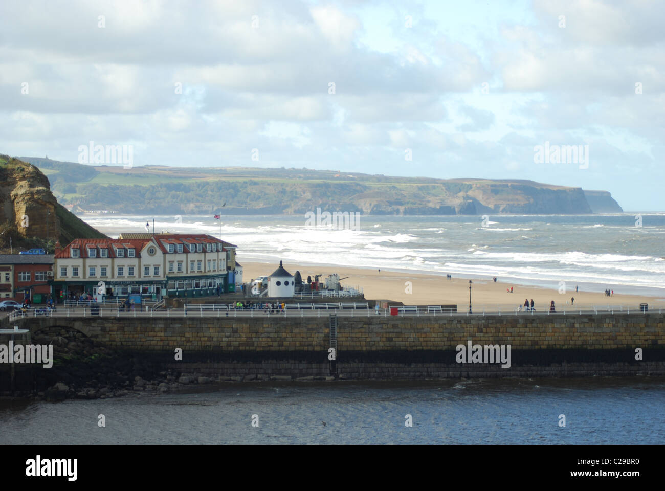 Whitby seaside, una foto dal fronte scogliere che mostra il lungomare a Whitby, North Yorkshire Foto Stock