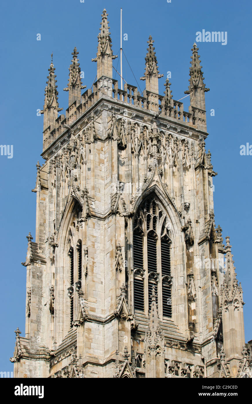 York Minster tower con uno sfondo di cielo blu, North Yorkshire Foto Stock