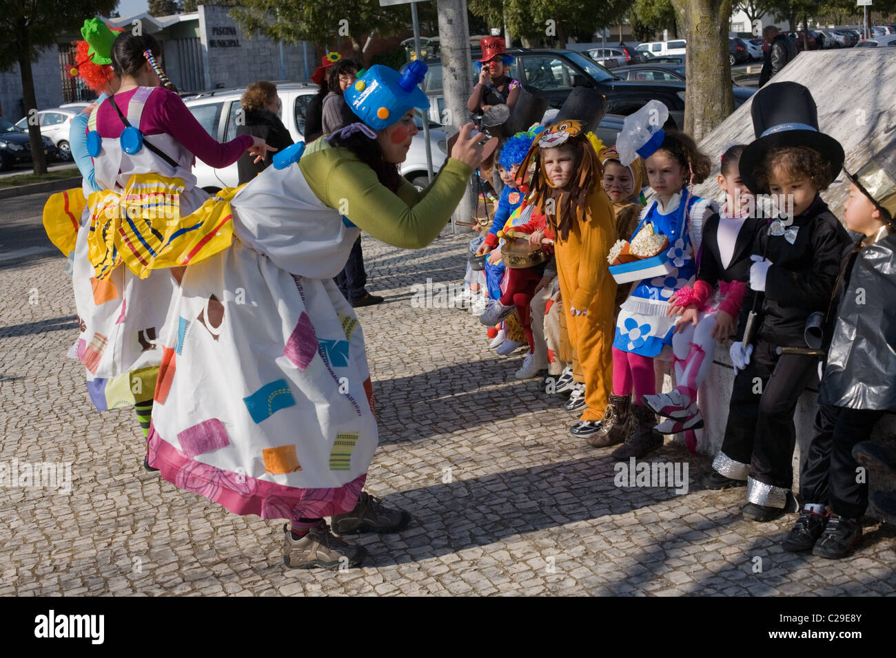 A scuola i bambini e gli insegnanti prima sfilata di carnevale, in Beja, Portogallo, Regione Alentejo Foto Stock