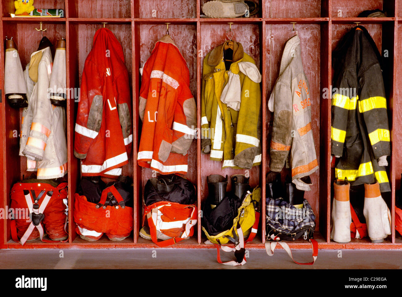 Vigili del fuoco attrezzi ed equipaggiamenti appesi in armadietti in un  incendio house Foto stock - Alamy