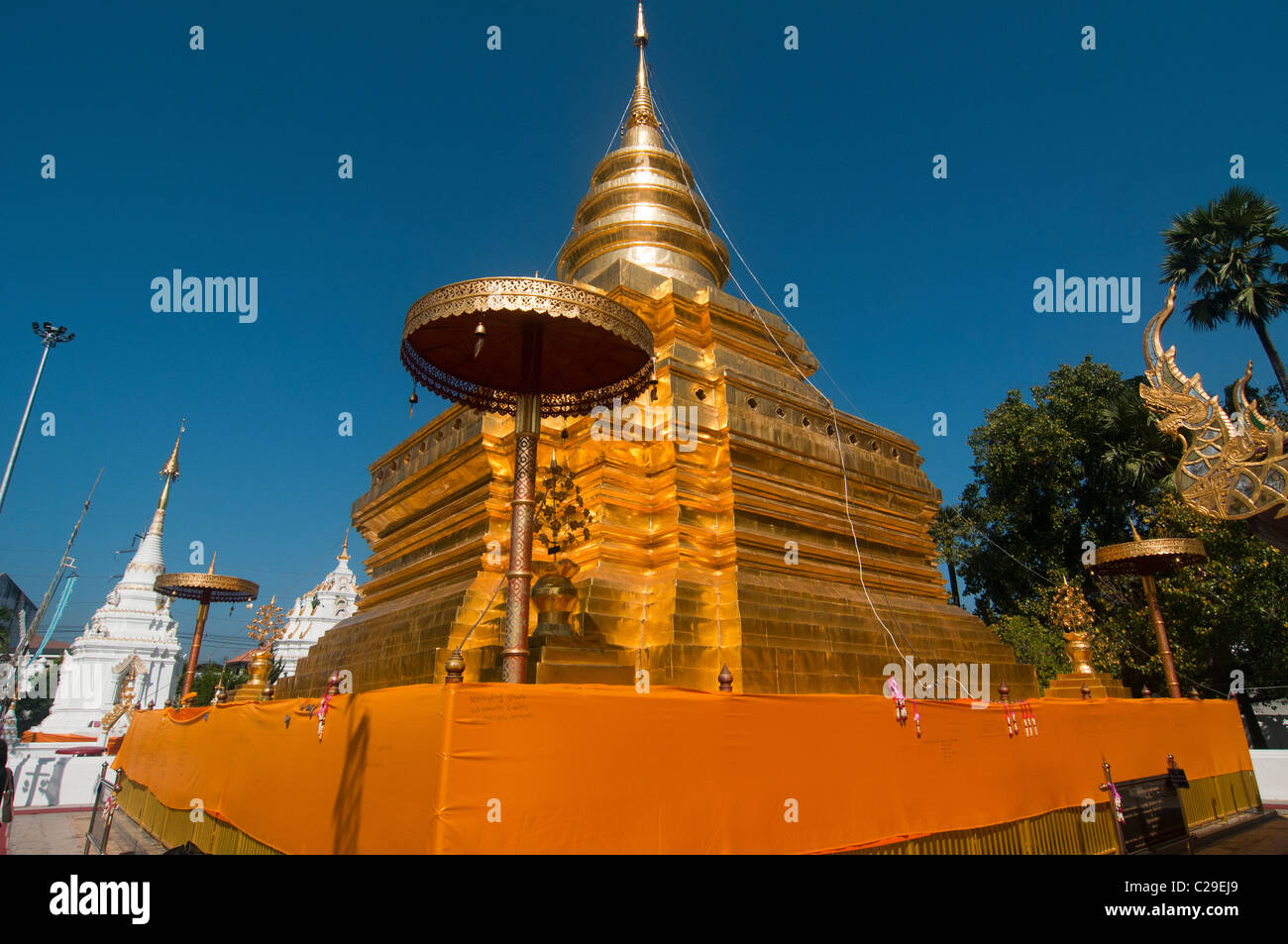 La bellissima Lanna birmano chedi di Wat Phra That Si Chom Tong tempio in Chiang Mai Thailandia Foto Stock