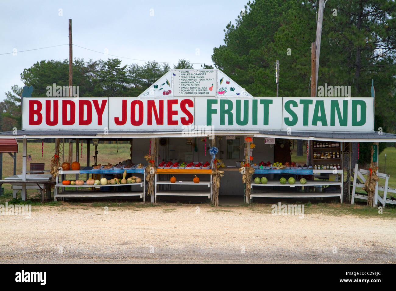 Buddy Jones frutta stand lungo l'autostrada 82 nella zona centrale di Alabama, Stati Uniti d'America. Foto Stock