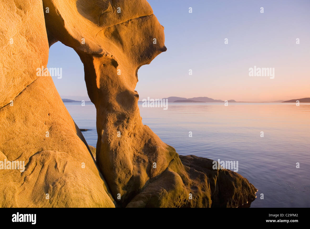 Luce della Sera su formazioni di arenaria di Larrabee parco dello stato di Washington. In lontananza sono le Isole San Juan. Foto Stock