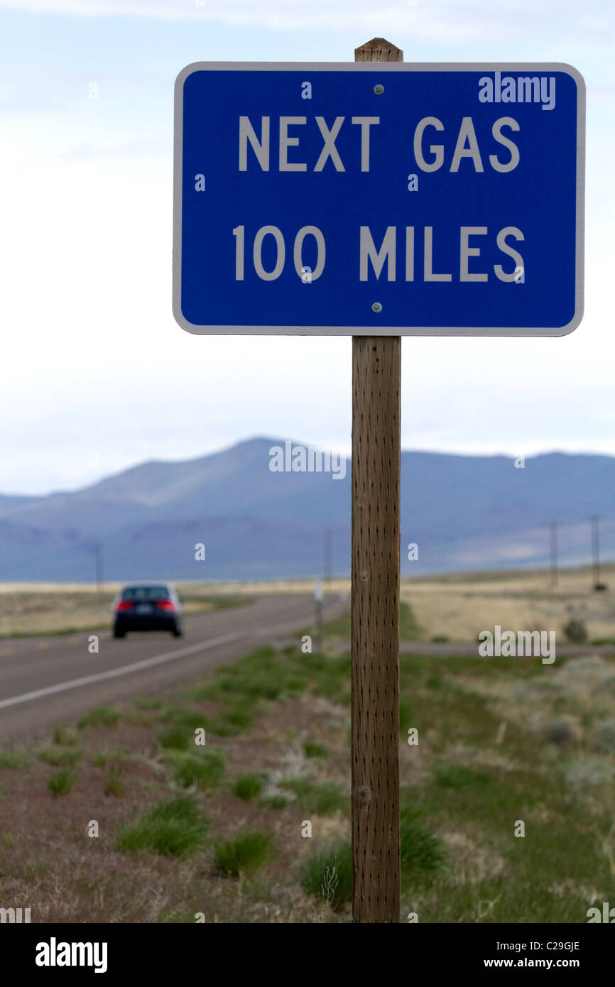 Gas successivo 100 miglia cartello stradale presso la Oregon/Nevada confine in McDermitt, STATI UNITI D'AMERICA. Foto Stock