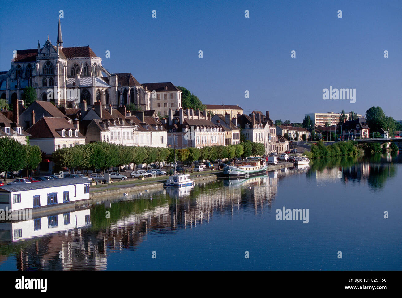 Vista diurna della città medievale di Auxerre sul fiume Yonne, Francia Foto Stock