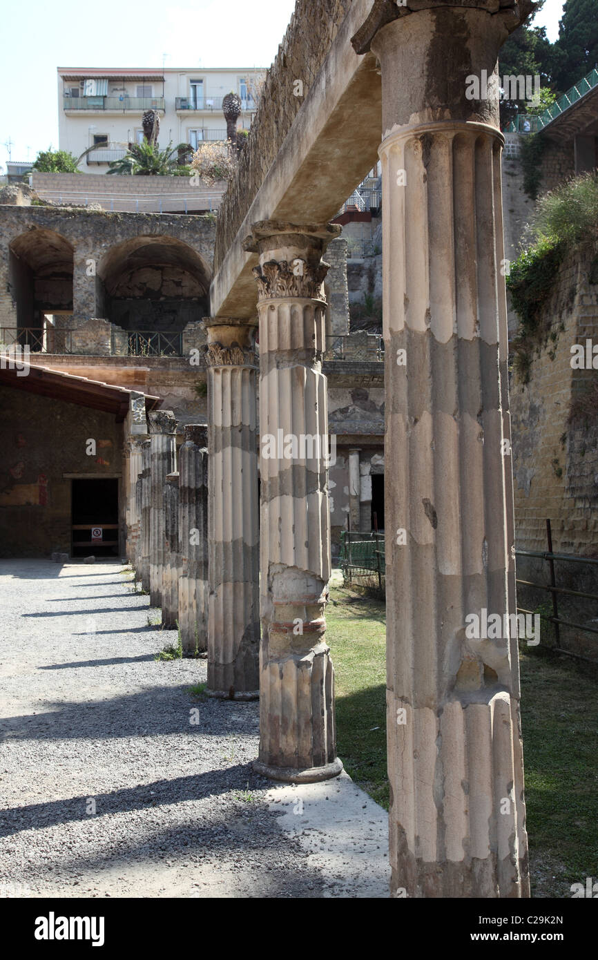 Colonne / pilastri nelle rovine dell'antica Città di Ercolano, Campania, Italia Foto Stock