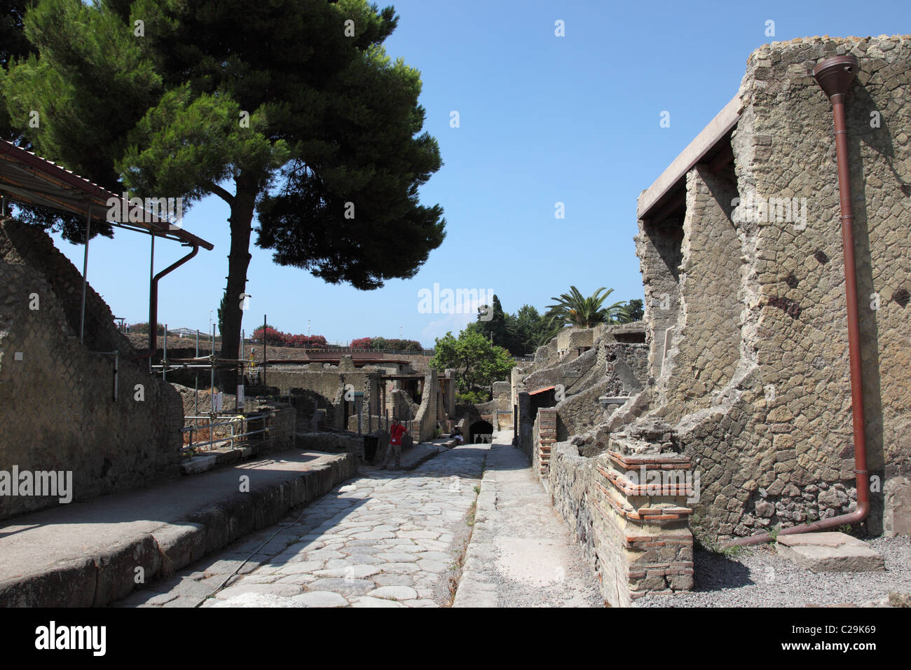 Una strada tra le rovine di Ercolano, Napoli, Italia Foto Stock
