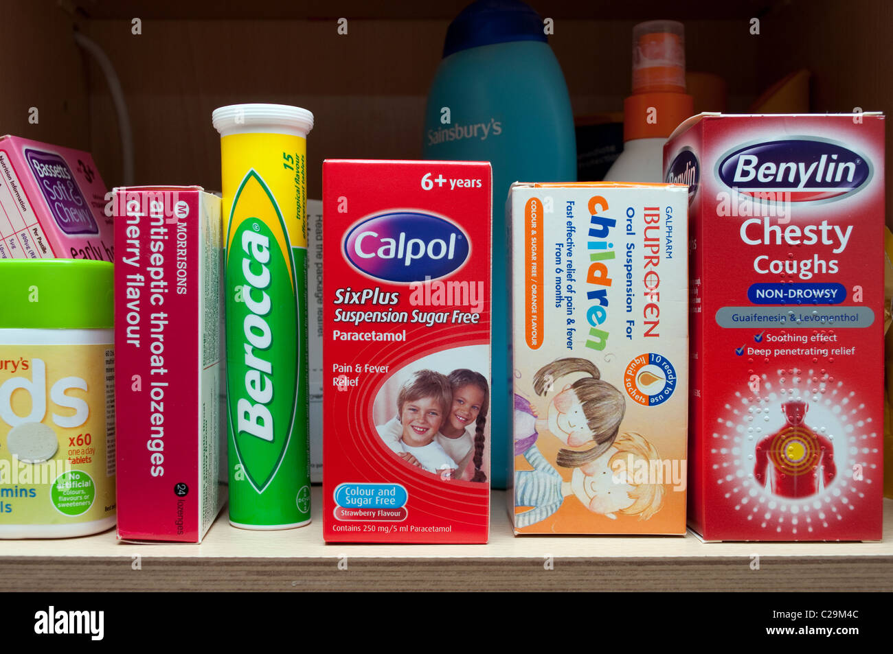 Un armadietto con la piattaforma di medicinali Foto Stock