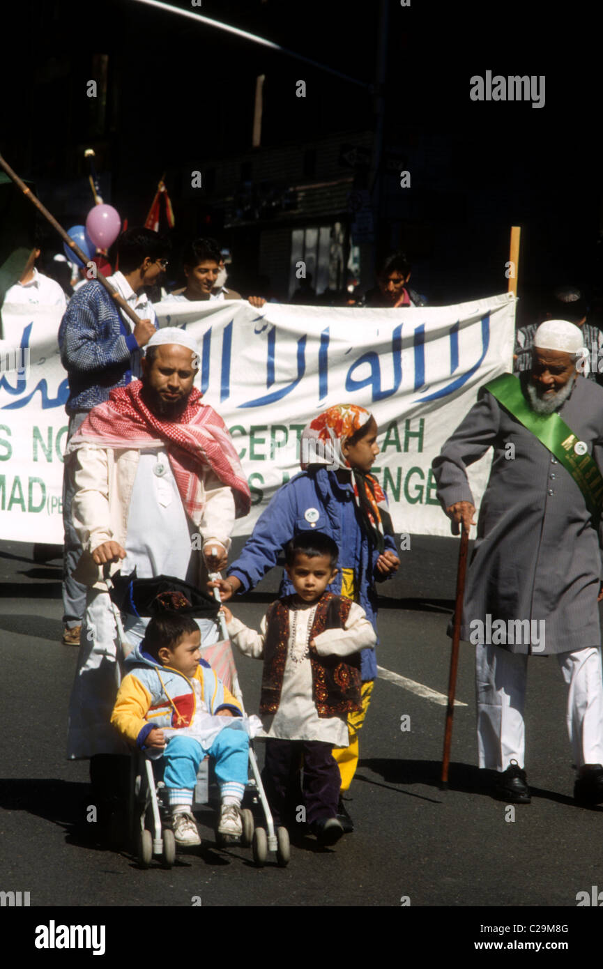 I musulmani dal tri-stato area raccogliere a New York nel settembre 1990 per il mondo musulmano parata del giorno. (© Richard B. Levine) Foto Stock