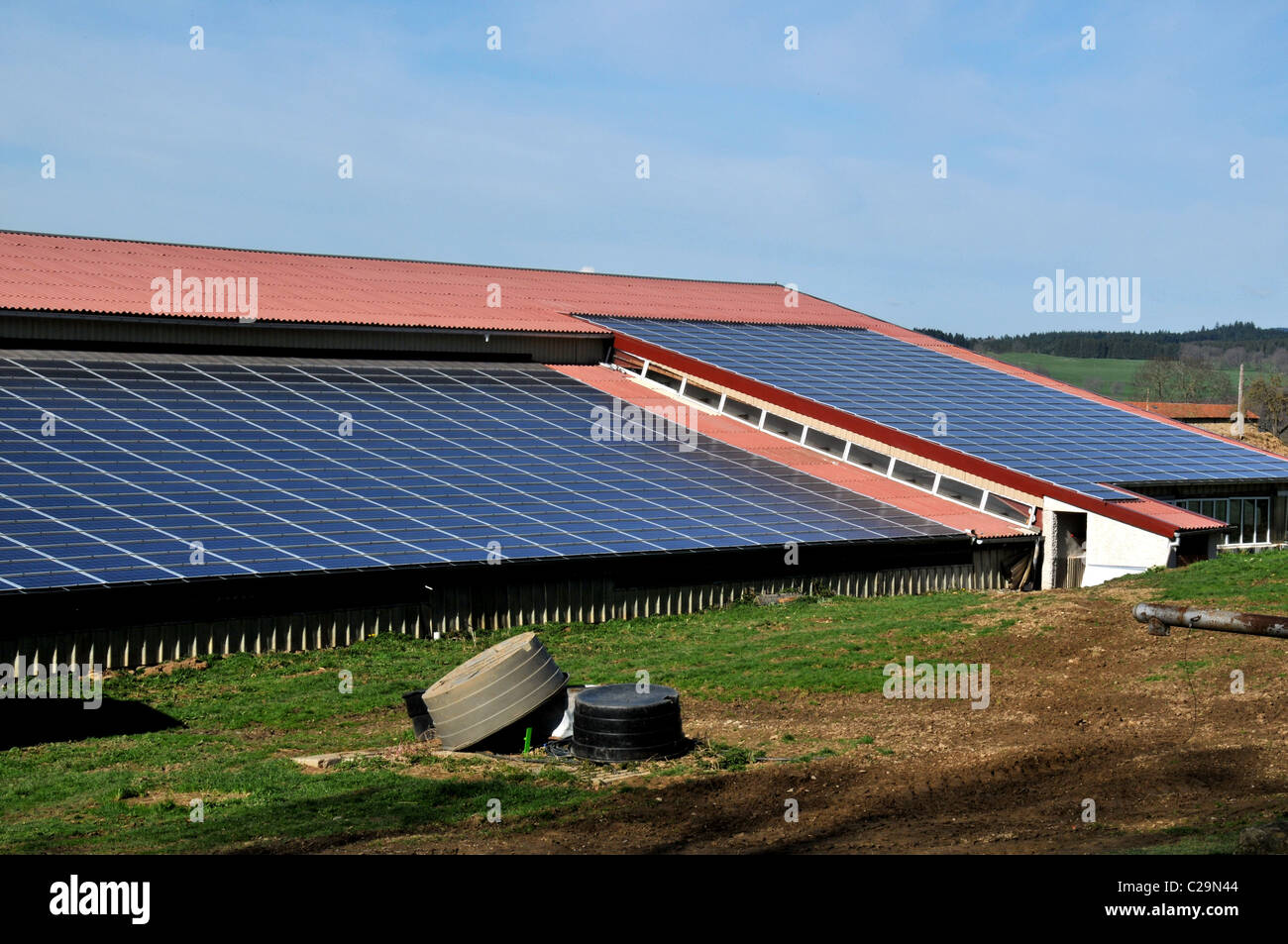 Agriturismo con pannello solare sul tetto, Chaméane, Auvergne, Francia Foto Stock