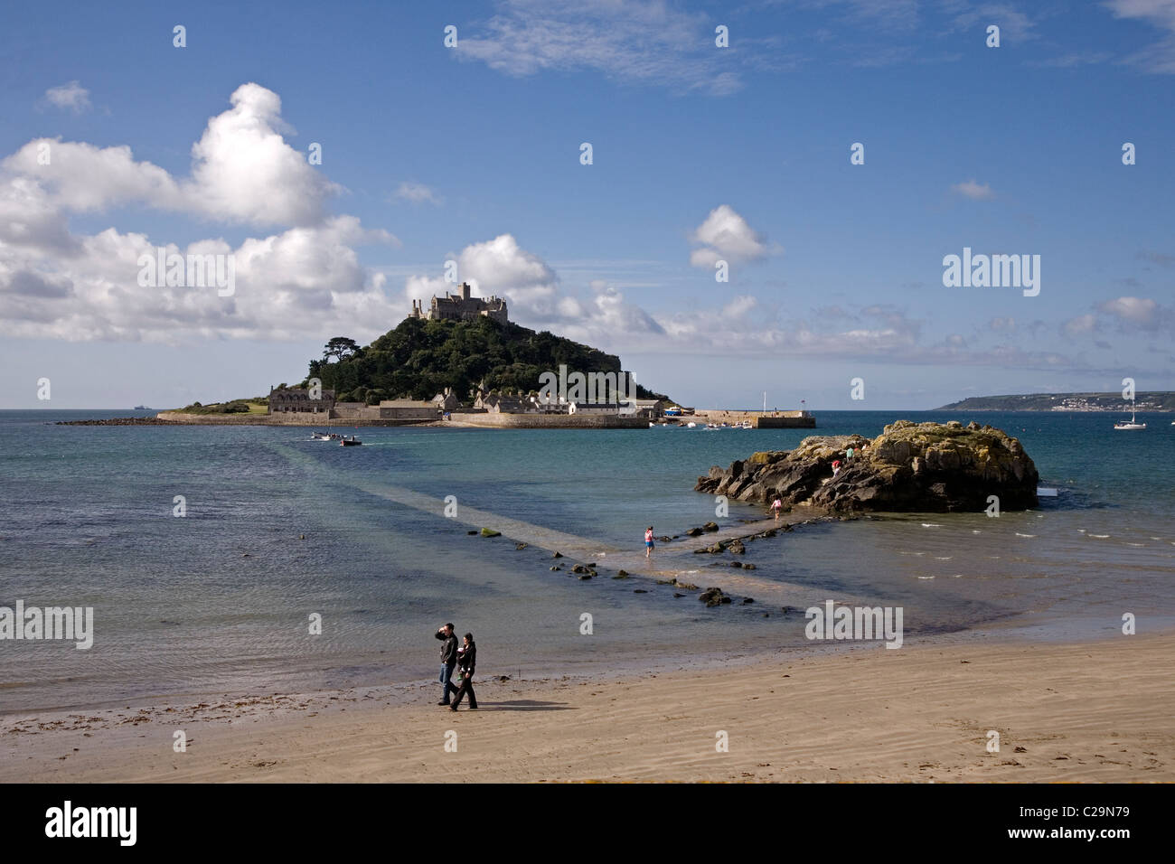 Persone tourist per vacanza sulla spiaggia e la Causeway a St Michaels mount Marazion Cornovaglia Foto Stock
