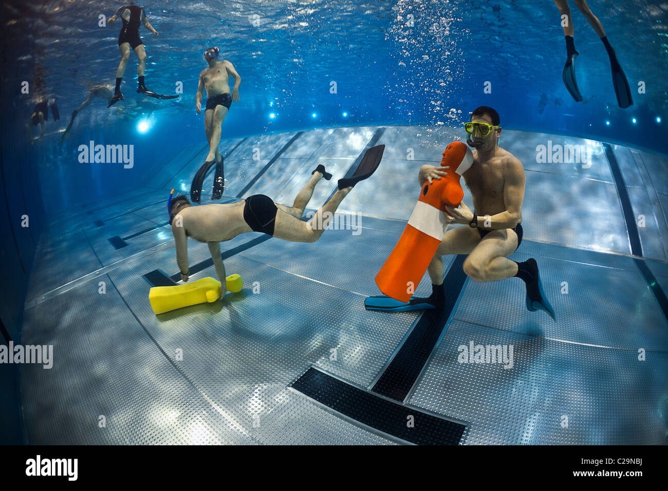 Una sessione di formazione di soccorso acquatico in una piscina (Francia). Entraînement au sauvetage aquatique en piscine (Francia). Foto Stock