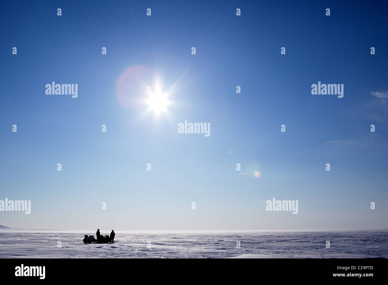 Due motoslitte su un lago ghiacciato in inverno Foto Stock