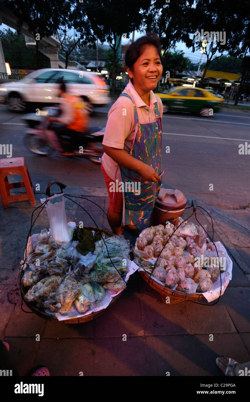 Fornitore di alimentare la vendita di cibo tailandese in sacchetti di plastica , scene di strada , bangkok, Thailandia Foto Stock