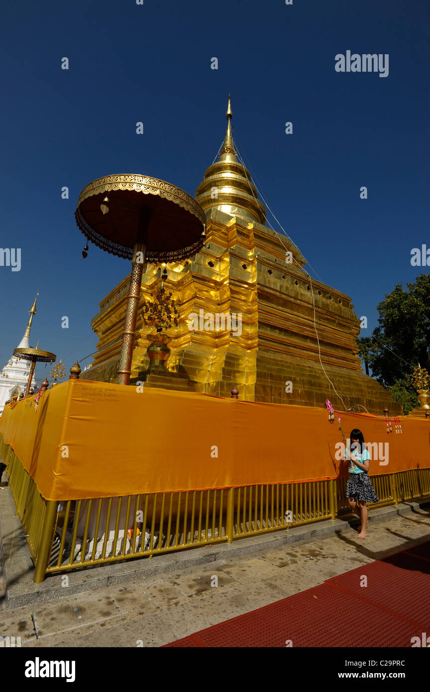 Ragazza giovane pregando a Pagoda( Chedi) , il Wat Phra That Doi Jom Thong, Chom Thong distretto, Chiang Mai Provincia, Thailandia Foto Stock