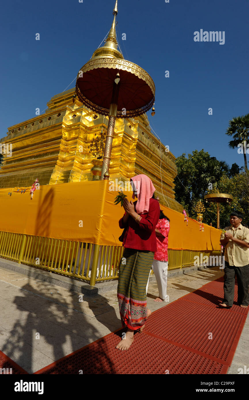 Persone in preghiera a Pagoda( Chedi)al Wat Phra That Doi Jom Thong, Chom Thong distretto, Chiang Mai Provincia, Thailandia Foto Stock