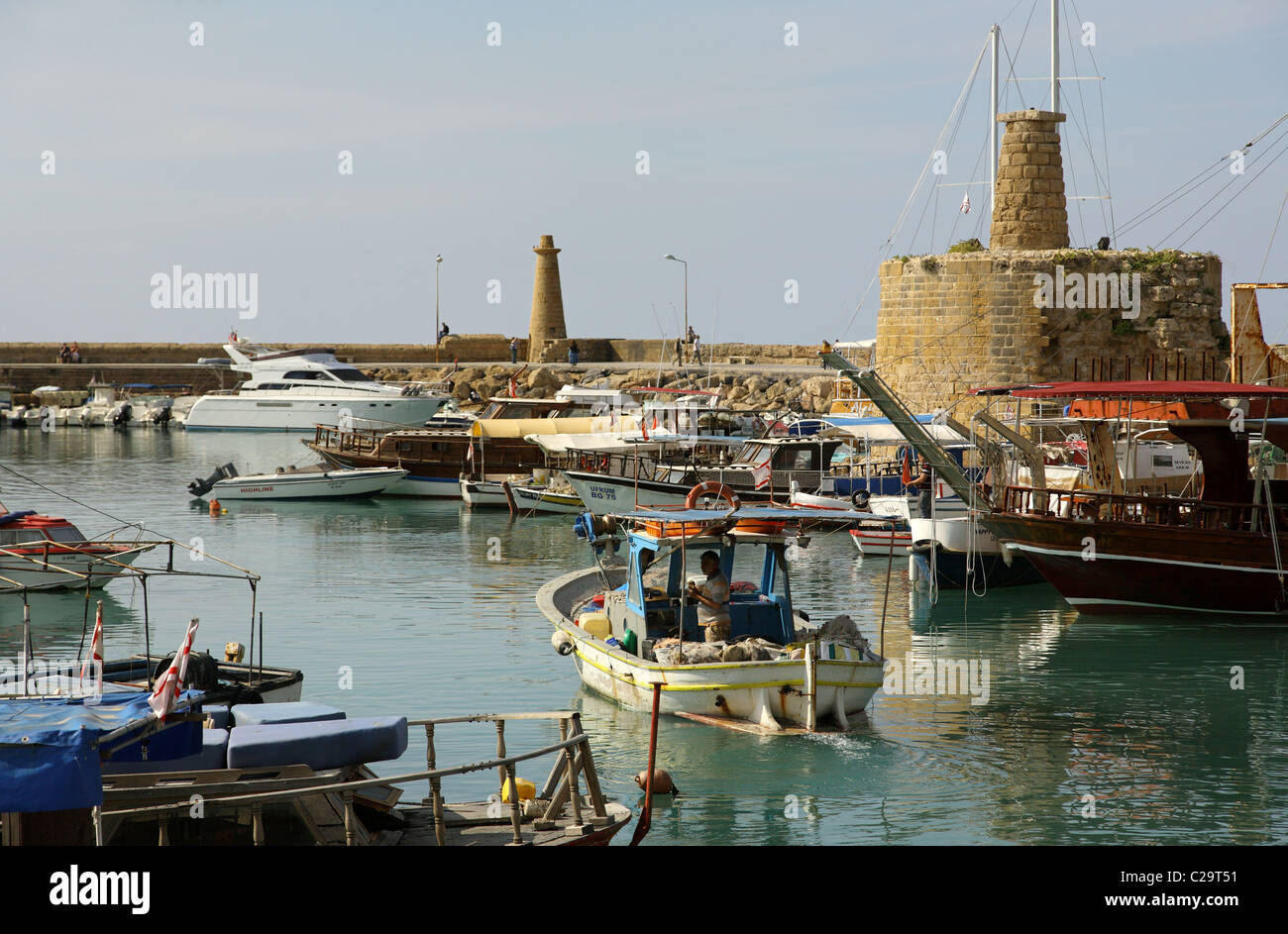 Barche da pesca in porto, Kyrenia, Repubblica Turca di Cipro del Nord Foto Stock