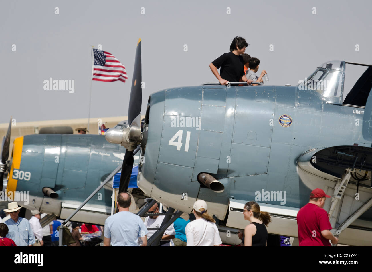 Spettatori ammirare durante la seconda guerra mondiale degli aerei da caccia a Luca giorni air show a Luke Air Force Base in Glendale, Arizona, Stati Uniti d'America Foto Stock