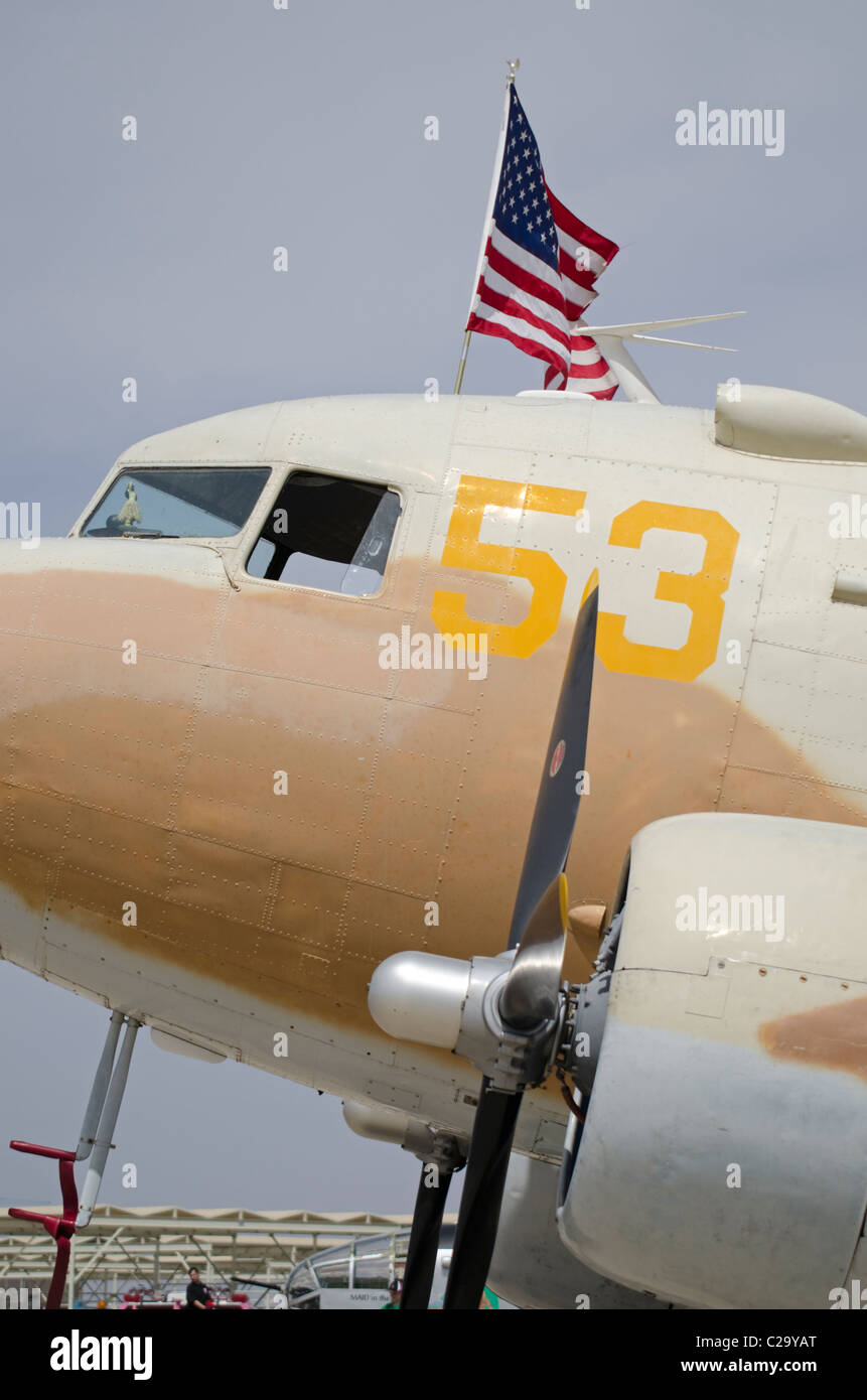 Un Douglas DC-3 sulla visualizzazione statica a Luca giorni air show a Luke Air Force Base in Glendale, Arizona, Stati Uniti d'America Foto Stock